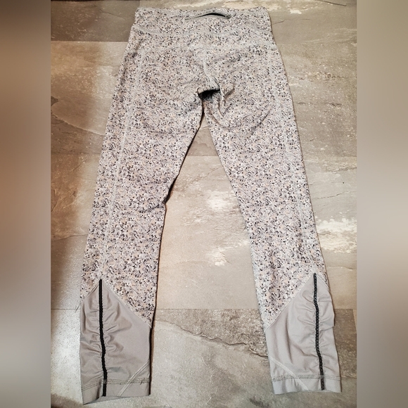 Lululemon Pace Queen Tight. Crop legging. Flower. Grey, light tan. Size 4. - Picture 7 of 15